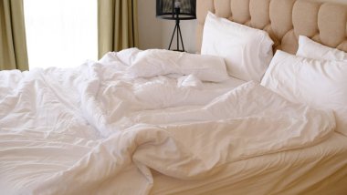 kırışıklık dağınık battaniye ve yatak sabah uyanma sonra beyaz yastık