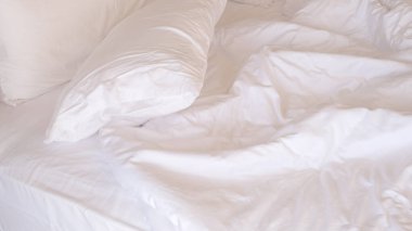 kırışıklık dağınık battaniye ve yatak sabah uyanma sonra beyaz yastık