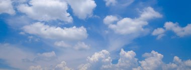 Mavi gökyüzü ve beyaz bulutlar