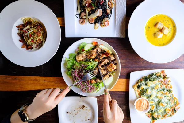 Jeunes Femmes Mangeant Des Aliments Sains Dans Les Restaurants — Photo