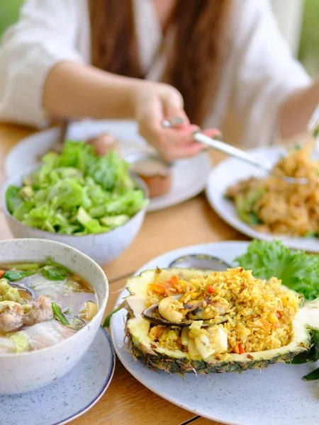 Mujeres Jóvenes Comiendo Comida Saludable Restaurantes — Foto de Stock