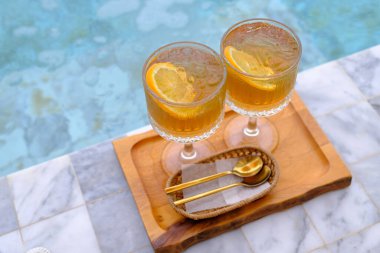 limon suyu havuz kenarında. 