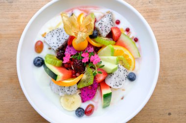 Sabah kahvaltısı için beyaz tabakta meyve salatası 