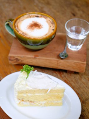  Hindistan cevizli kek ve sıcak mocha.