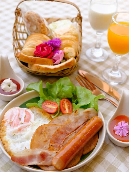 Американский Завтрак Яйцами Хлебом Беконом Молоком Кофе Апельсиновым Соком Вид — стоковое фото