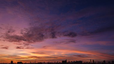 Şehrin üzerinde güneş doğmadan önce güzel bir gökyüzü