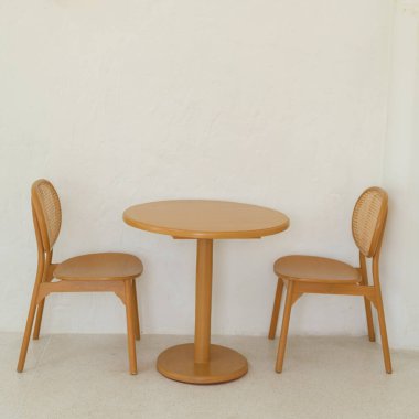 Kafede sandalyeli ahşap masa.