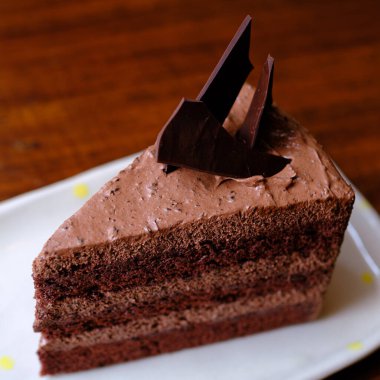 Beyaz tabakta çikolatalı pasta.