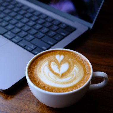 Masada dizüstü bilgisayarı olan sıcak mocha.