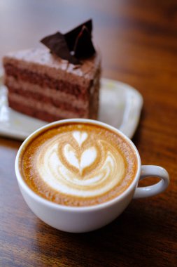 Masada çikolatalı kek ile sıcak mocha.