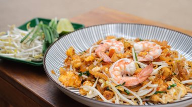 Masada karides ve sebzeli Pad Thai.