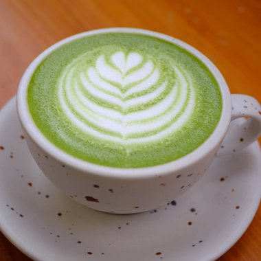 Kahve dükkanındaki masada bir matcha latte.