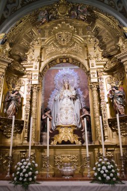 İspanya, Seville 'deki Macarena Bazilikası' nda taç giymiş bakire.