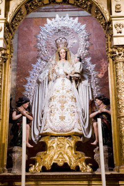 İspanya, Seville 'deki Macarena Bazilikası' nda taç giymiş bakire.