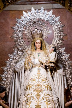 İspanya, Seville 'deki Macarena Bazilikası' nda taç giymiş bakire.