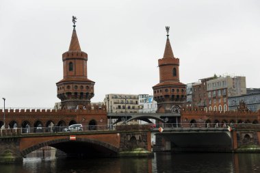 Berlin 'de Oberbaşemucke (Kızıl Köprü)