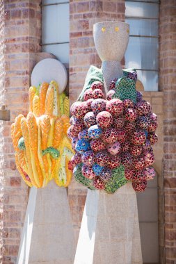 Sagrada Aile Kuleleri 'nin tepelerinde buğday ve üzümler