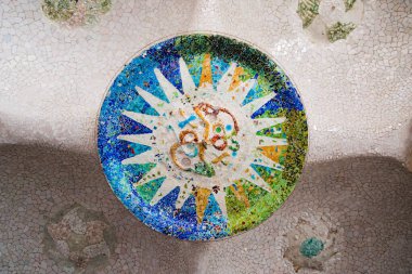 İspanya 'daki Park Guell, Barselona' daki Hypostyle Odası 'nın tavanında fayans parçalı mozaikler var.