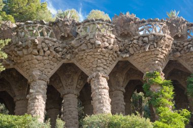İspanya 'da Barselona Park Guell' in orta viyadük 'ü.