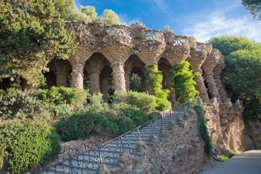 İspanya 'da Barselona Park Guell' in orta viyadük 'ü.