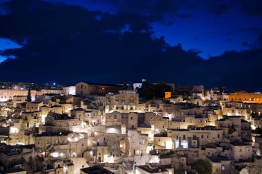 Sasso Barisano 'nun antik Matera kasabasındaki gece manzarası, İtalya' daki Basilicata