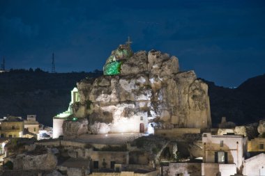 İtalya 'daki Matera Basilicata' daki Monterrone rock kiliselerinin gece görüşü