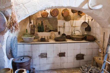 İtalya 'nın Matera, Basilicata antik kasabasındaki tipik fakir mağara evi.