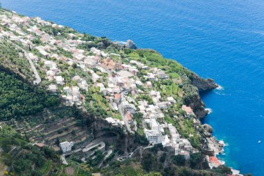 Tanrıların Yolu 'ndan Praiano' nun görüntüsü, Güney İtalya 'da Amalfi sahili.
