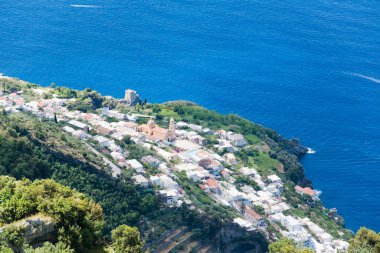 Tanrıların Yolu 'ndan Praiano' nun görüntüsü, Güney İtalya 'da Amalfi sahili.
