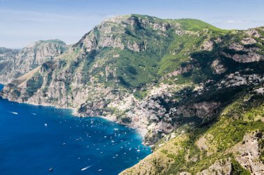 Positano 'nun Güney İtalya' daki Amalfi sahili, Tanrıların Yolu 'ndan görünüşü