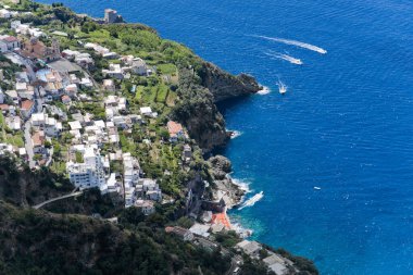 Tanrıların Yolu 'ndan Praiano' nun görüntüsü, Güney İtalya 'da Amalfi sahili.