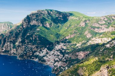 Positano 'nun Güney İtalya' daki Amalfi sahili, Tanrıların Yolu 'ndan görünüşü