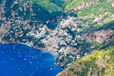Positano 'nun Güney İtalya' daki Amalfi sahili, Tanrıların Yolu 'ndan görünüşü