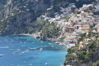 Güney İtalya 'nın Amalfi kıyısındaki Positano köyü manzarası