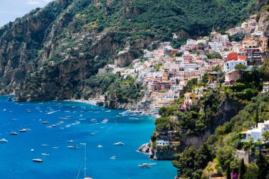 Güney İtalya 'nın Amalfi kıyısındaki Positano köyü manzarası