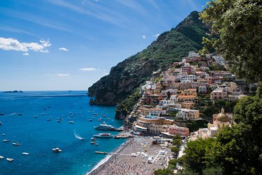 Güney İtalya 'nın Amalfi kıyısındaki Positano köyü manzarası
