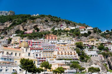 Güney İtalya 'nın Amalfi kıyısındaki Positano köyü manzarası