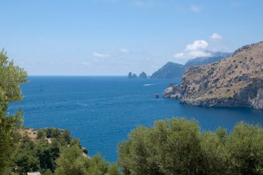 Güney İtalya 'nın Amalfi kıyısında Capri faraglioni