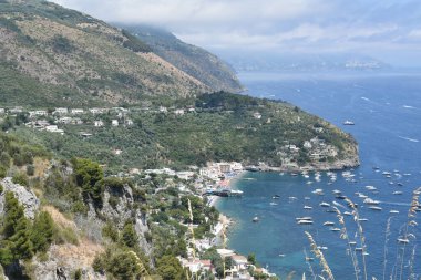 Güney İtalya 'da, Amalfi sahilindeki Nerano' nun plajı görünüyor.