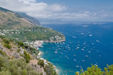 Güney İtalya 'da, Amalfi sahilindeki Nerano' nun plajı görünüyor.