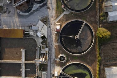 Şehirdeki bir atık su arıtma tesisinin hava fotoğrafları..