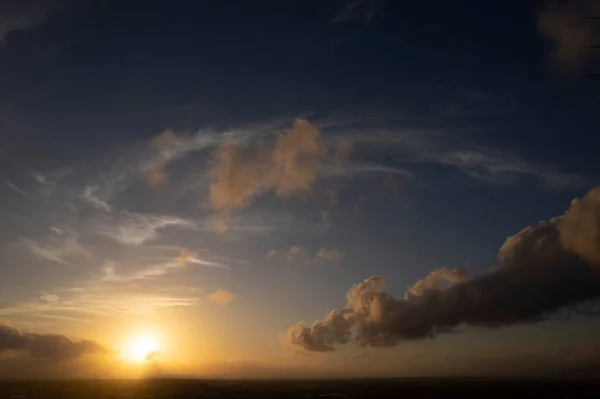 Légi Fényképészeti Dokumentáció Nap Lenyugvásának Pillanatáról Felhők Közepén — Stock Fotó
