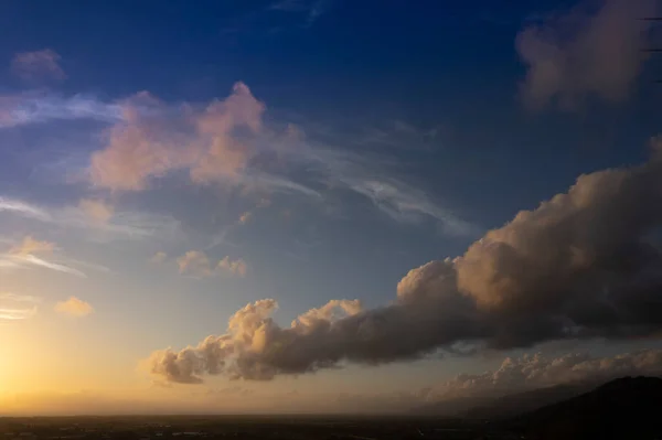 Повітряна Фотографічна Документація Моменту Встановлення Сонця Посередині Хмар — стокове фото