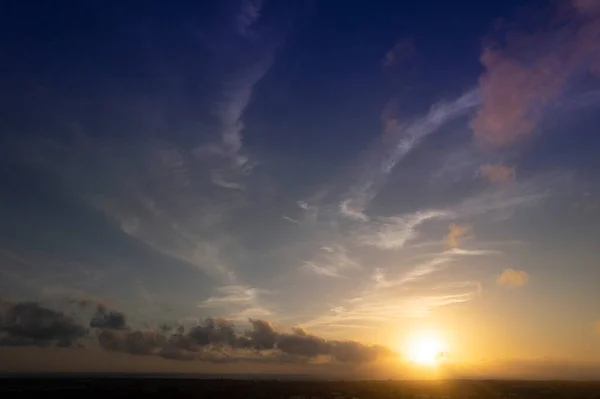 Luchtfotografische Documentatie Van Het Moment Waarop Zon Midden Wolken Ondergaat — Stockfoto
