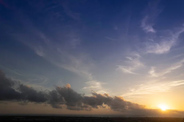 太阳落山时在云中的空中摄影记录 — 图库照片
