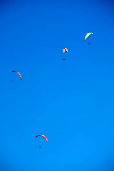 Photographic Documentation Moment Flight Group Paragliding Hurled Blue Sky — Stock Photo, Image