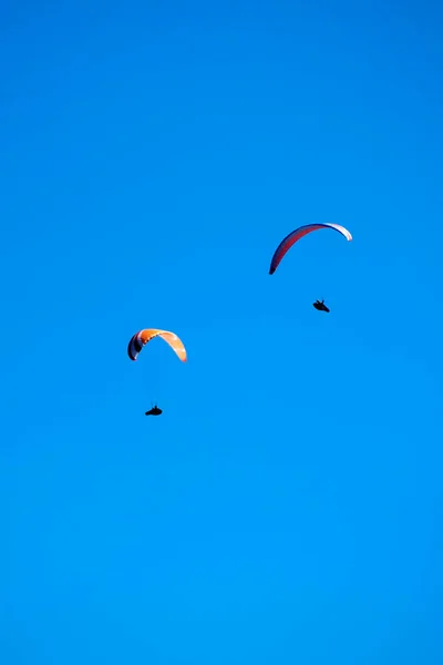 Dokumentacja Fotograficzna Momentu Lotu Grupy Paralotniarstwa Rzuconego Błękitne Niebo — Zdjęcie stockowe