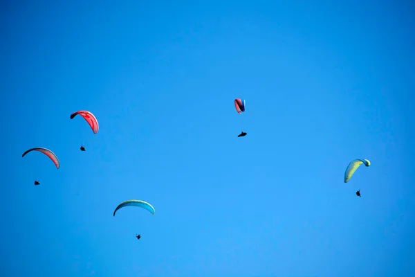 一组滑翔伞飞入蓝天时的照片记录 — 图库照片