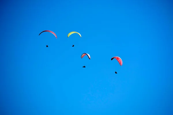 Dokumentacja Fotograficzna Momentu Lotu Grupy Paralotniarstwa Rzuconego Błękitne Niebo — Zdjęcie stockowe
