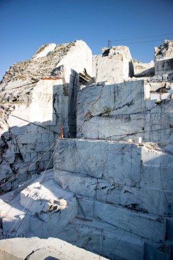 Carrara Toskana İtalya 'daki mermer çıkarma çalışmalarının ayrıntılarının fotoğraflı dökümanları. 